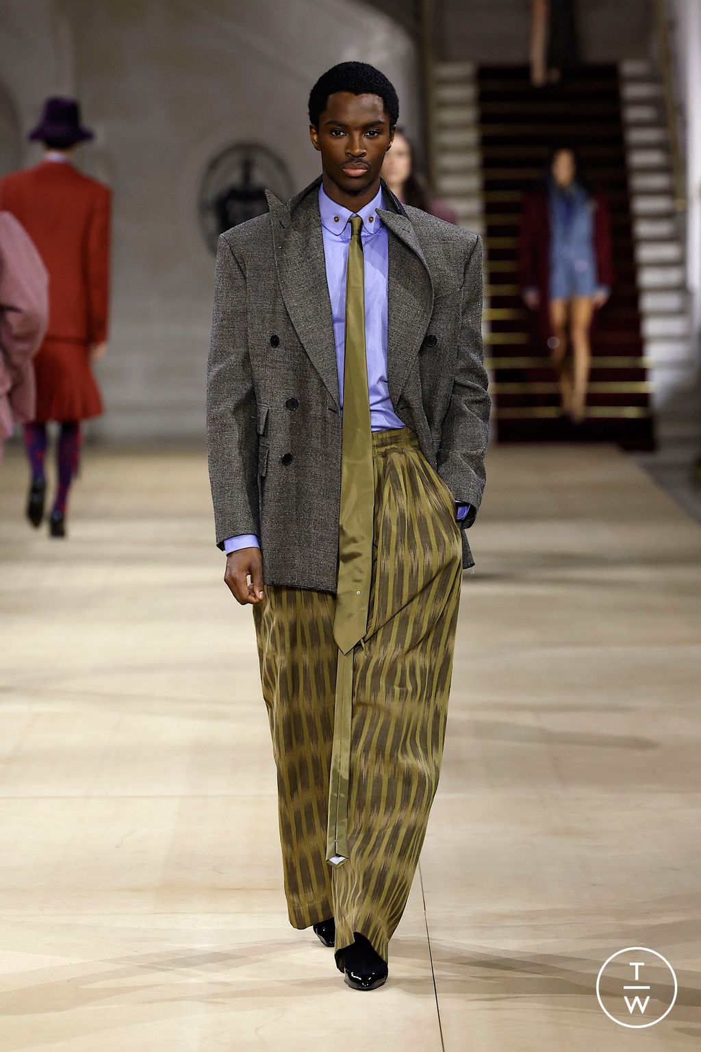 Fashion Week Paris Fall/Winter 2025 look 5 from the Andreas Kronthaler for Vivienne Westwood collection womenswear