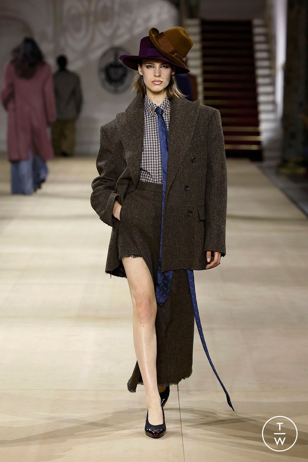 Fashion Week Paris Fall/Winter 2025 look 8 from the Andreas Kronthaler for Vivienne Westwood collection womenswear
