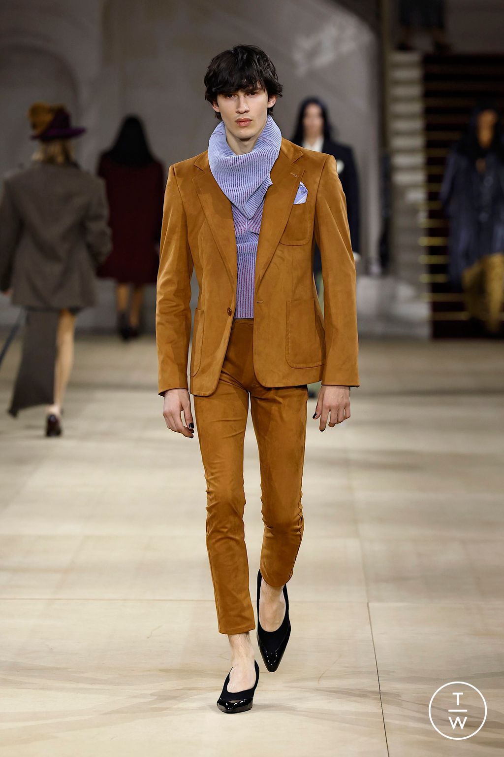 Fashion Week Paris Fall/Winter 2025 look 10 from the Andreas Kronthaler for Vivienne Westwood collection womenswear