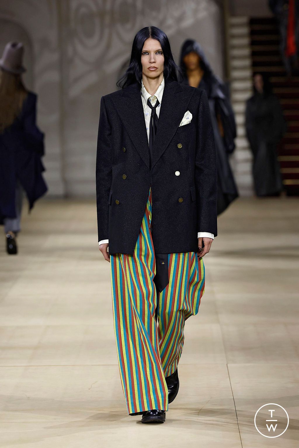 Fashion Week Paris Fall/Winter 2025 look 11 from the Andreas Kronthaler for Vivienne Westwood collection womenswear