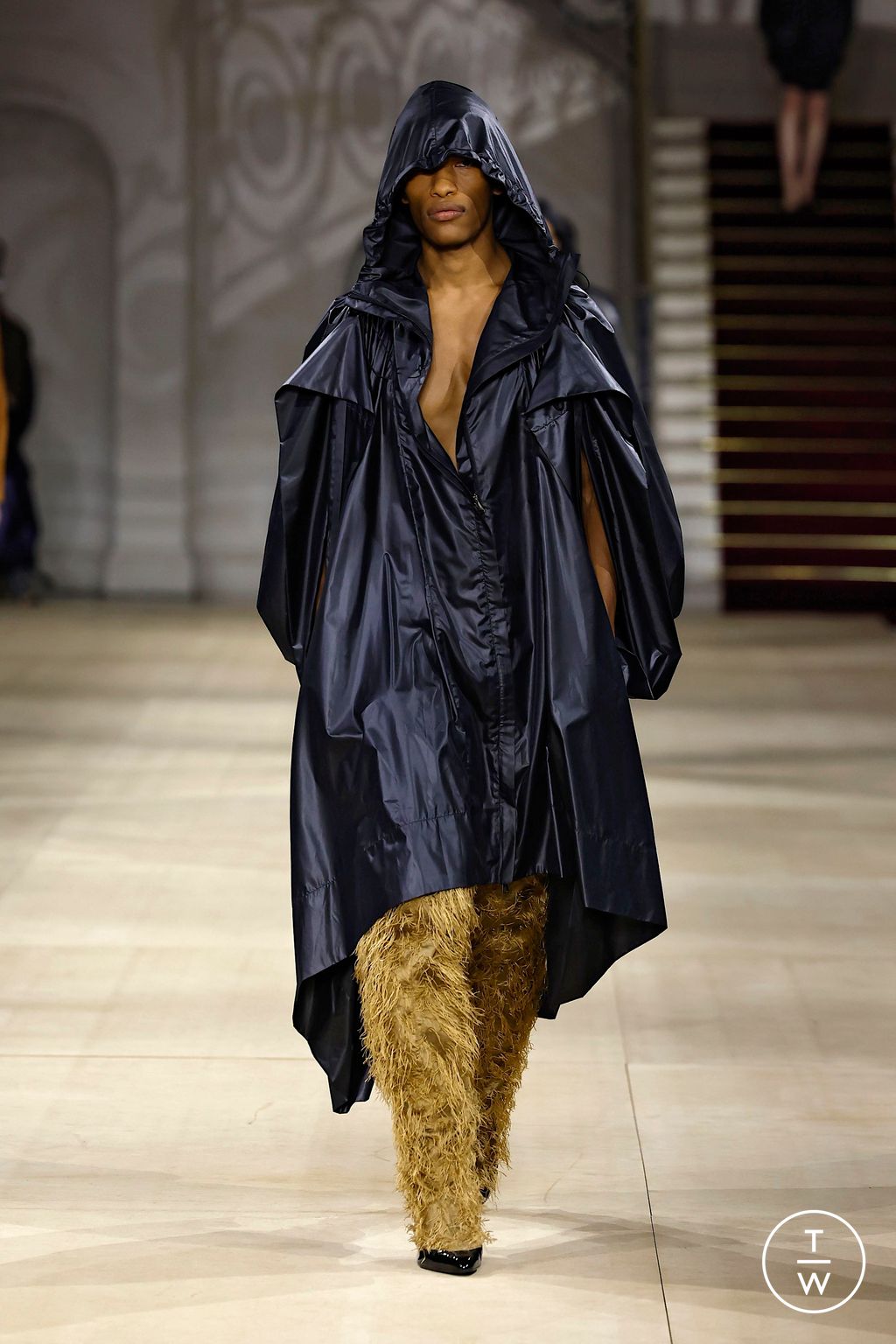 Fashion Week Paris Fall/Winter 2025 look 12 from the Andreas Kronthaler for Vivienne Westwood collection 女装