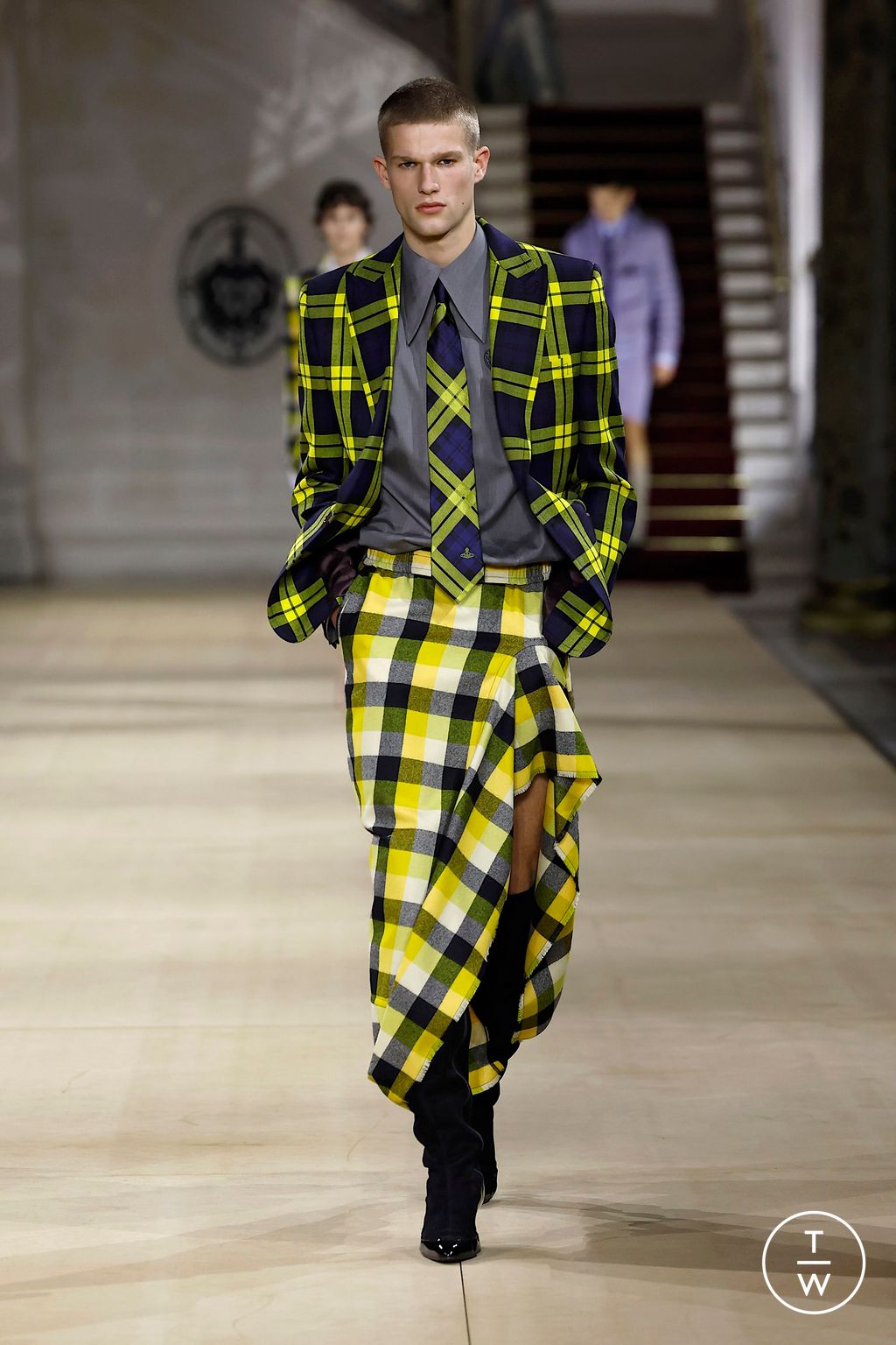 Fashion Week Paris Fall/Winter 2025 look 16 from the Andreas Kronthaler for Vivienne Westwood collection 女装