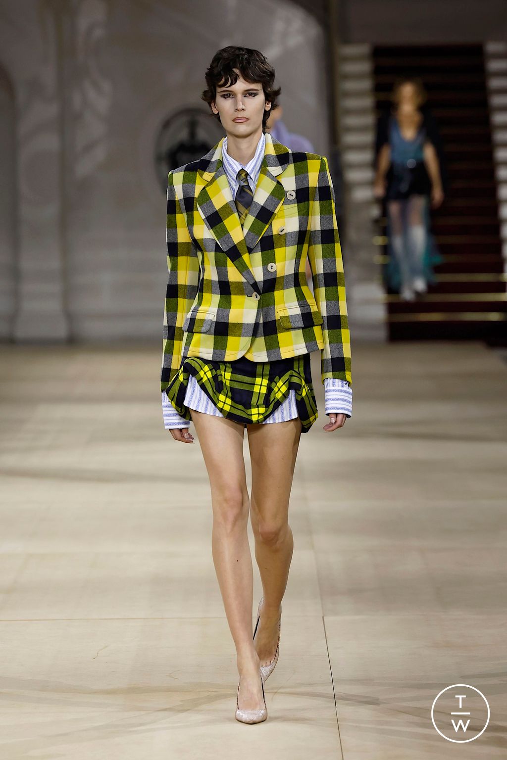 Fashion Week Paris Fall/Winter 2025 look 17 from the Andreas Kronthaler for Vivienne Westwood collection 女装