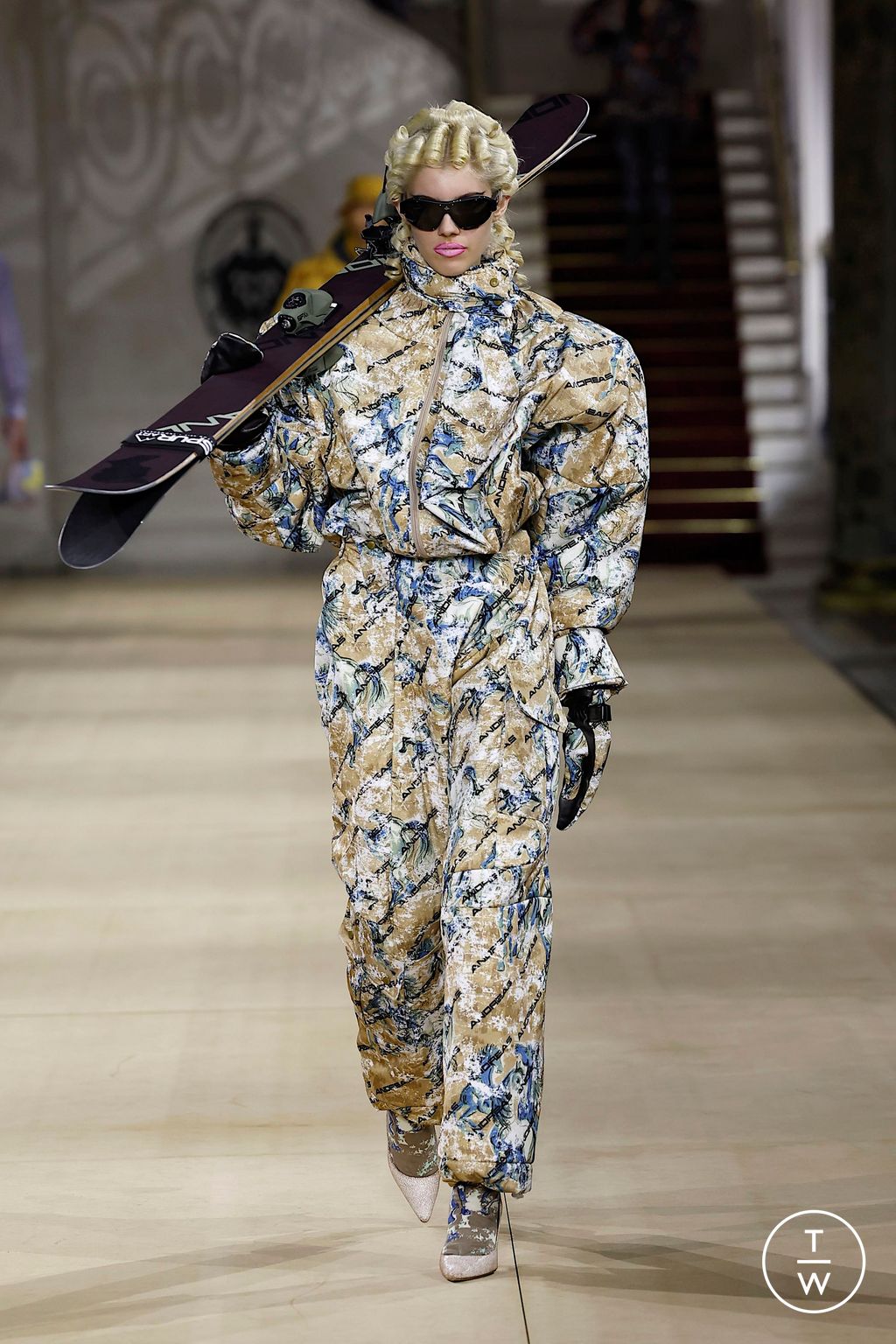 Fashion Week Paris Fall/Winter 2025 look 20 from the Andreas Kronthaler for Vivienne Westwood collection womenswear
