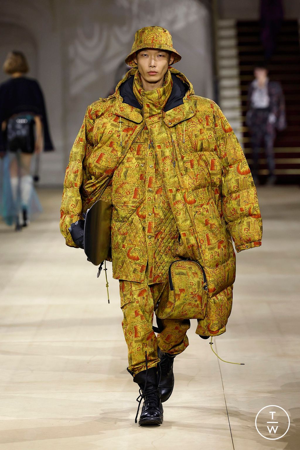 Fashion Week Paris Fall/Winter 2025 look 21 from the Andreas Kronthaler for Vivienne Westwood collection womenswear