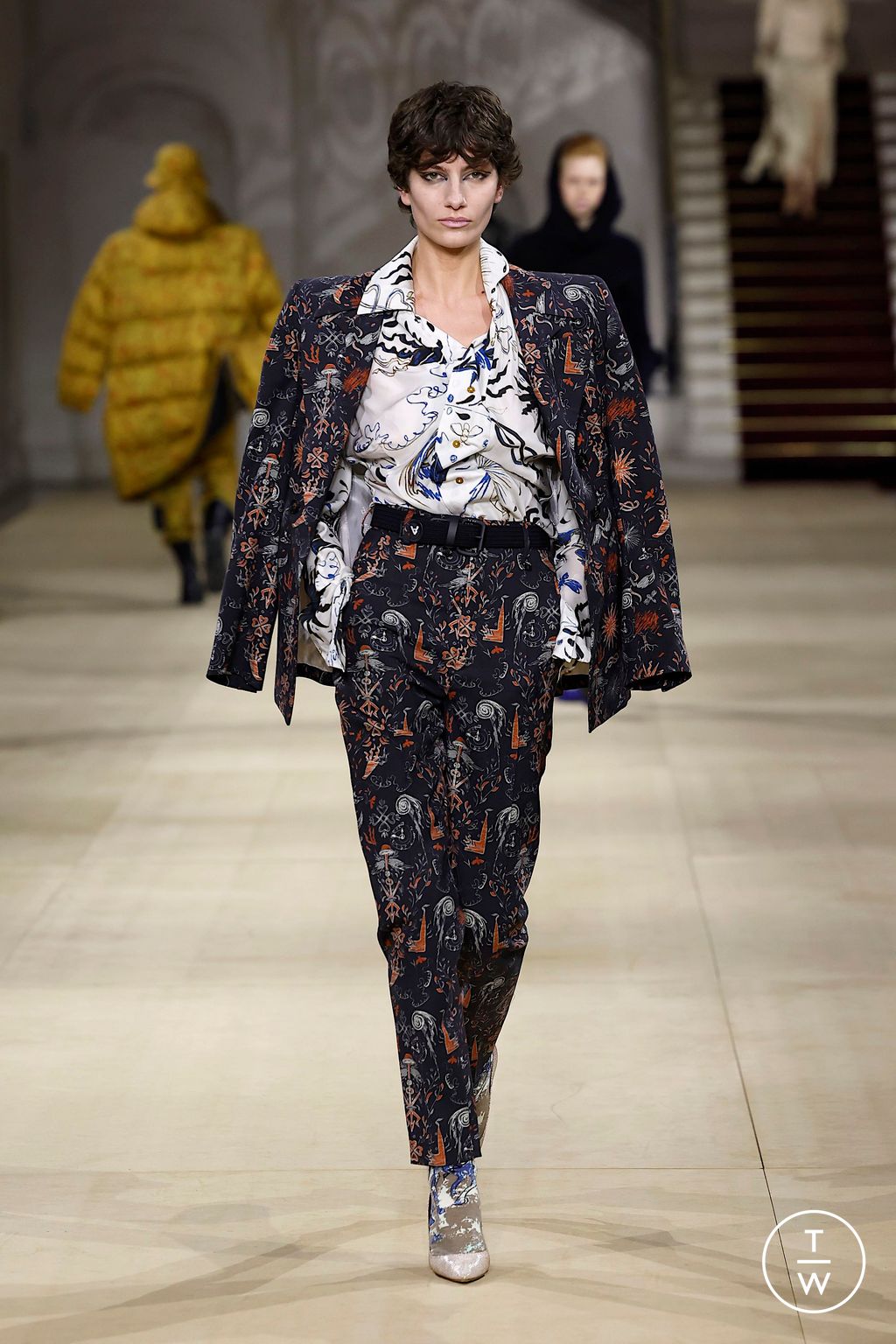 Fashion Week Paris Fall/Winter 2025 look 23 from the Andreas Kronthaler for Vivienne Westwood collection womenswear