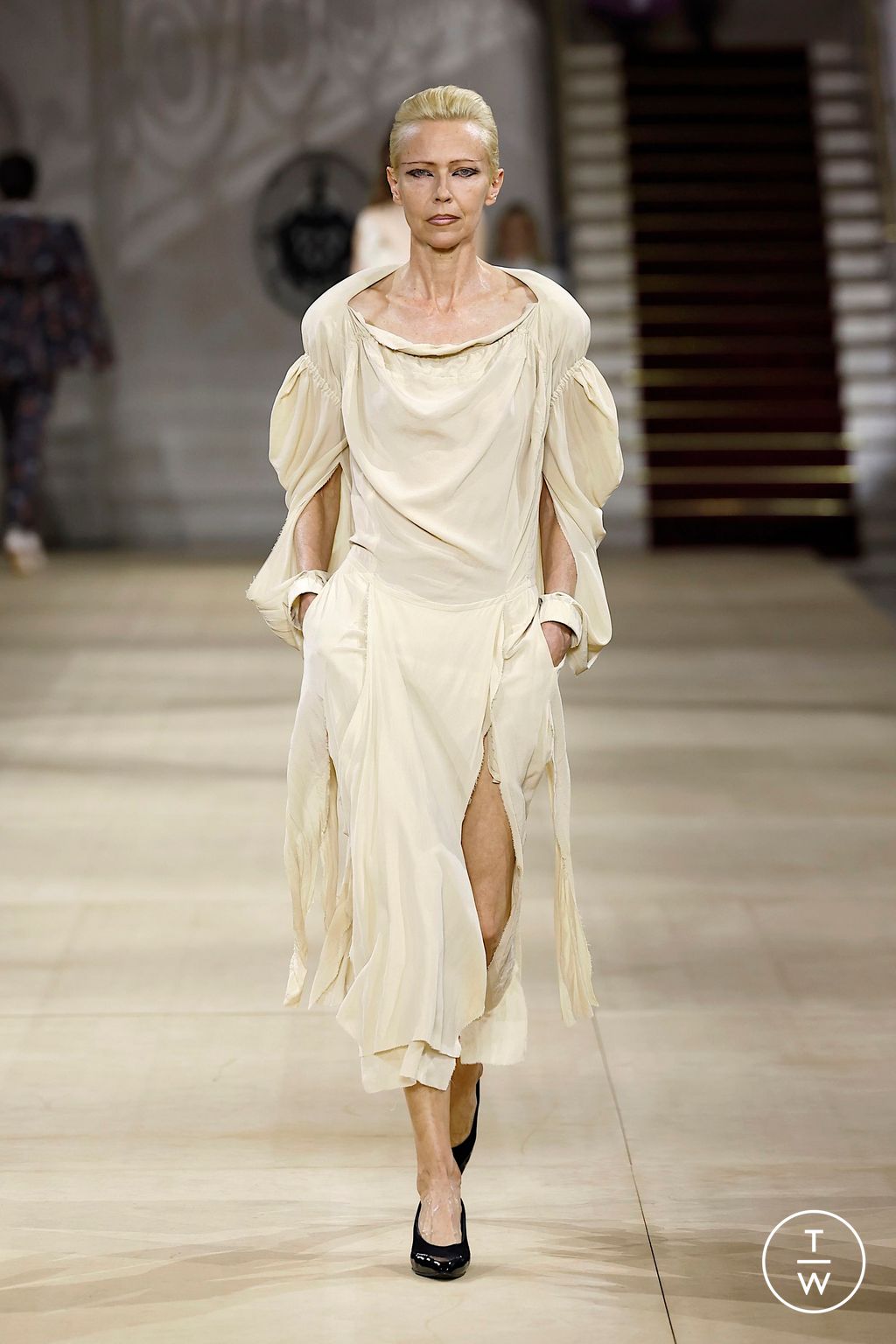 Fashion Week Paris Fall/Winter 2025 look 26 from the Andreas Kronthaler for Vivienne Westwood collection womenswear