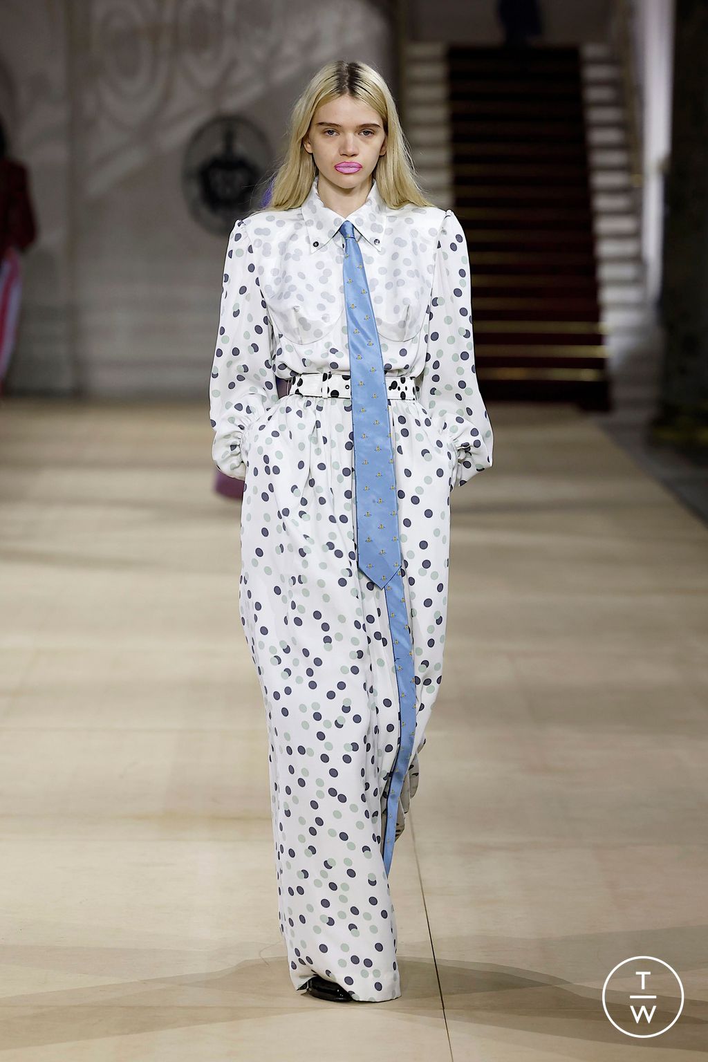 Fashion Week Paris Fall/Winter 2025 look 28 from the Andreas Kronthaler for Vivienne Westwood collection womenswear