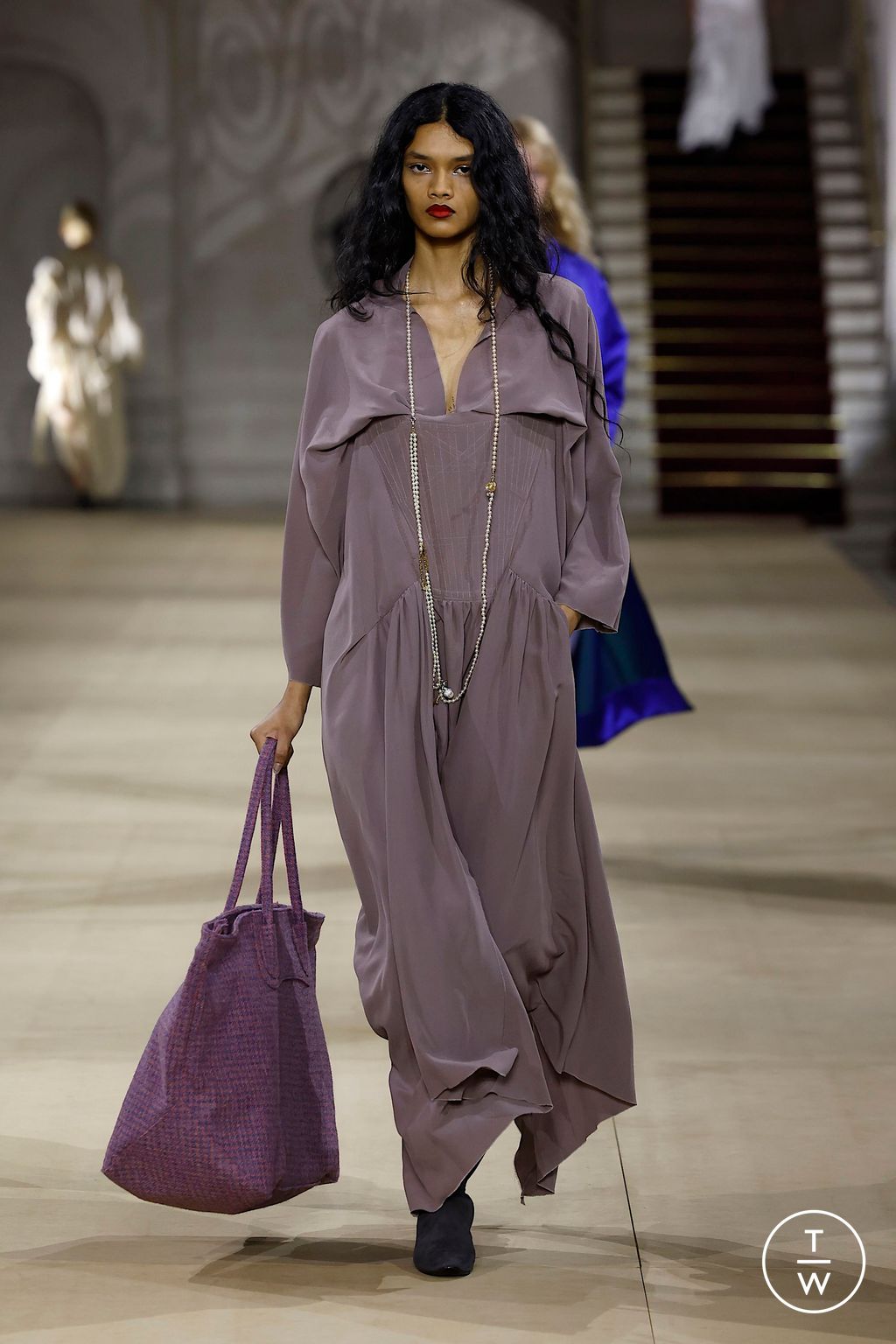 Fashion Week Paris Fall/Winter 2025 look 29 from the Andreas Kronthaler for Vivienne Westwood collection 女装