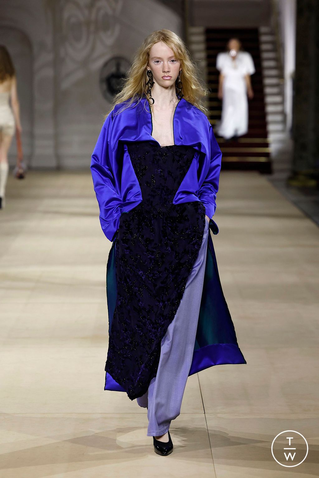 Fashion Week Paris Fall/Winter 2025 look 30 from the Andreas Kronthaler for Vivienne Westwood collection womenswear