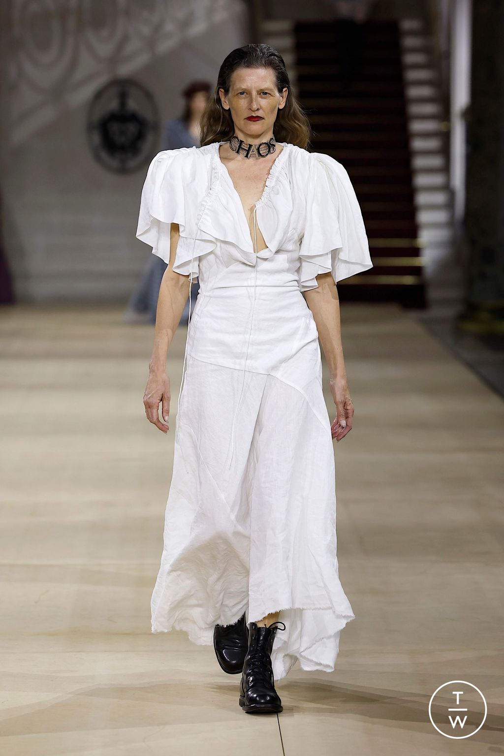 Fashion Week Paris Fall/Winter 2025 look 32 from the Andreas Kronthaler for Vivienne Westwood collection womenswear