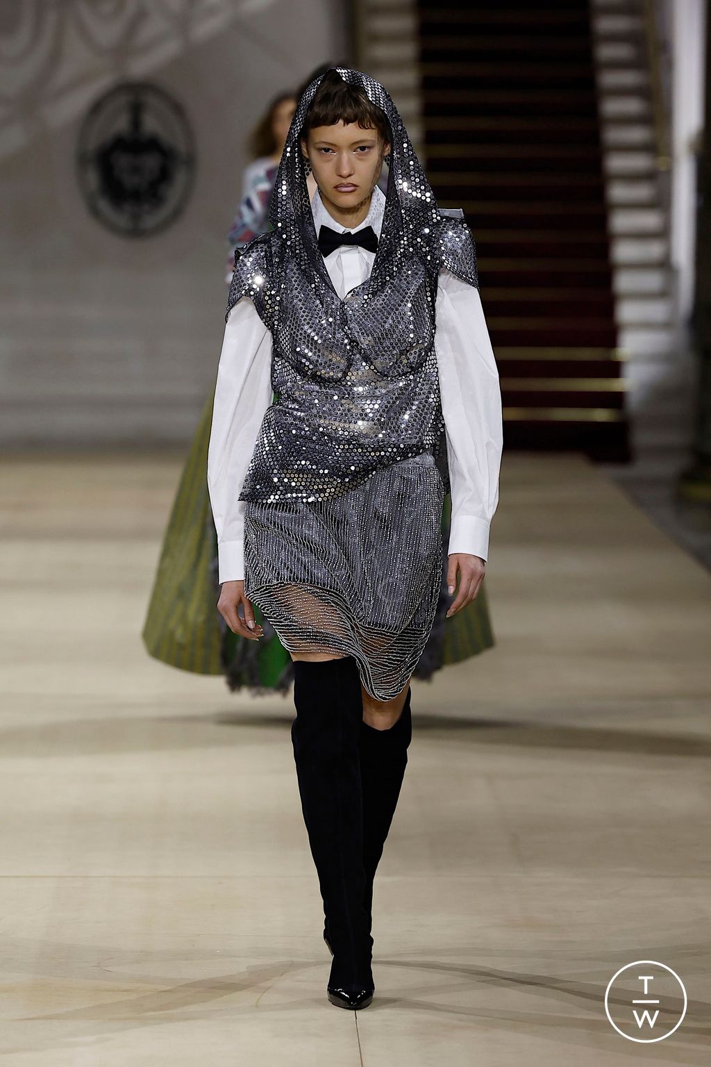 Fashion Week Paris Fall/Winter 2025 look 34 from the Andreas Kronthaler for Vivienne Westwood collection 女装
