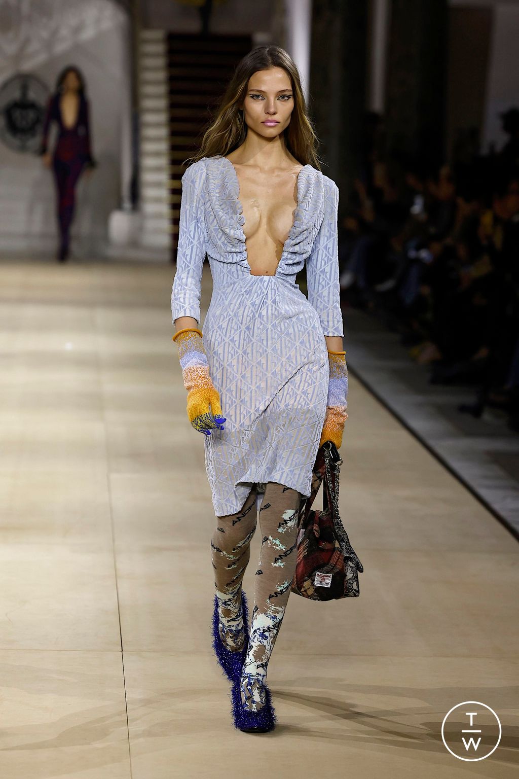 Fashion Week Paris Fall/Winter 2025 look 36 from the Andreas Kronthaler for Vivienne Westwood collection 女装