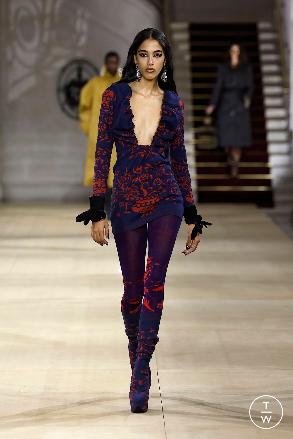 Fashion Week Paris Fall/Winter 2025 look 37 from the Andreas Kronthaler for Vivienne Westwood collection womenswear