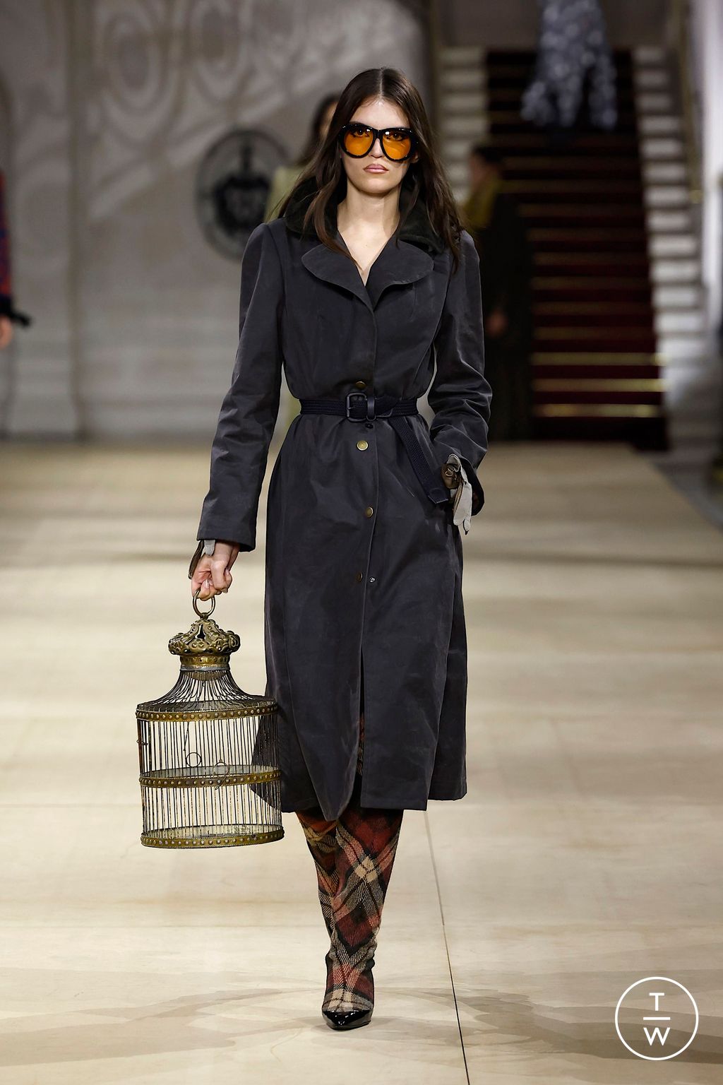 Fashion Week Paris Fall/Winter 2025 look 39 from the Andreas Kronthaler for Vivienne Westwood collection 女装