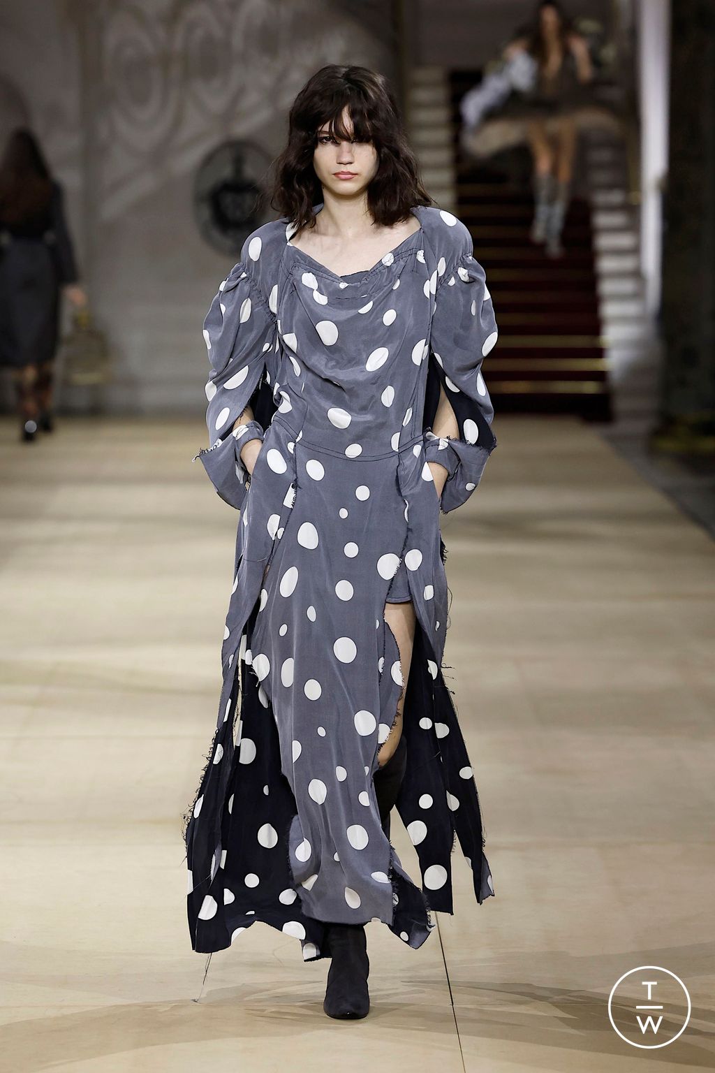 Fashion Week Paris Fall/Winter 2025 look 42 from the Andreas Kronthaler for Vivienne Westwood collection womenswear