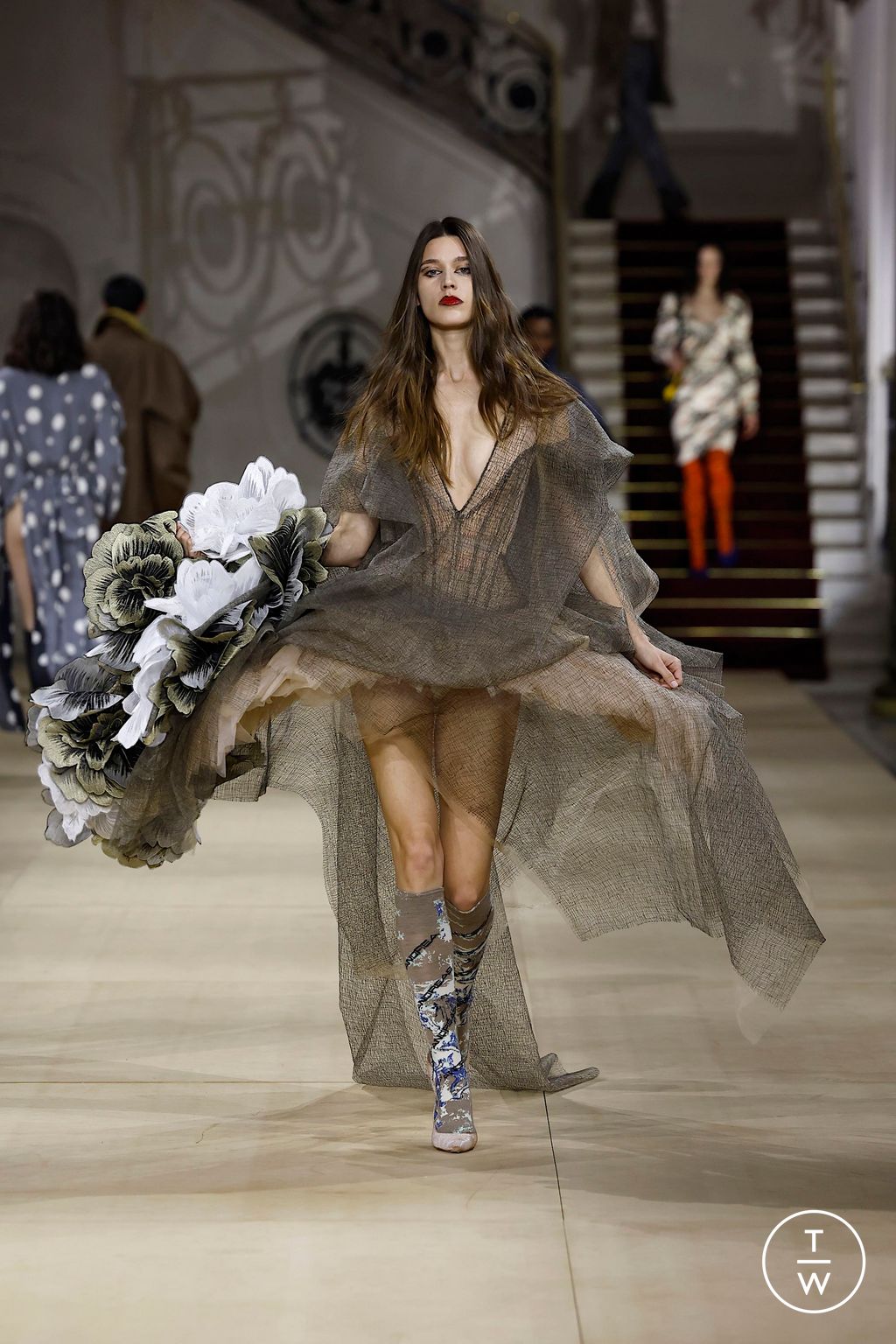 Fashion Week Paris Fall/Winter 2025 look 44 from the Andreas Kronthaler for Vivienne Westwood collection womenswear