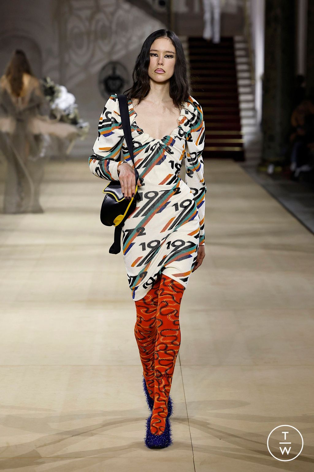 Fashion Week Paris Fall/Winter 2025 look 46 from the Andreas Kronthaler for Vivienne Westwood collection 女装
