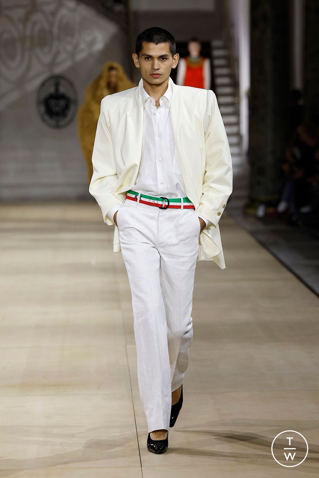 Fashion Week Paris Fall/Winter 2025 look 49 from the Andreas Kronthaler for Vivienne Westwood collection 女装
