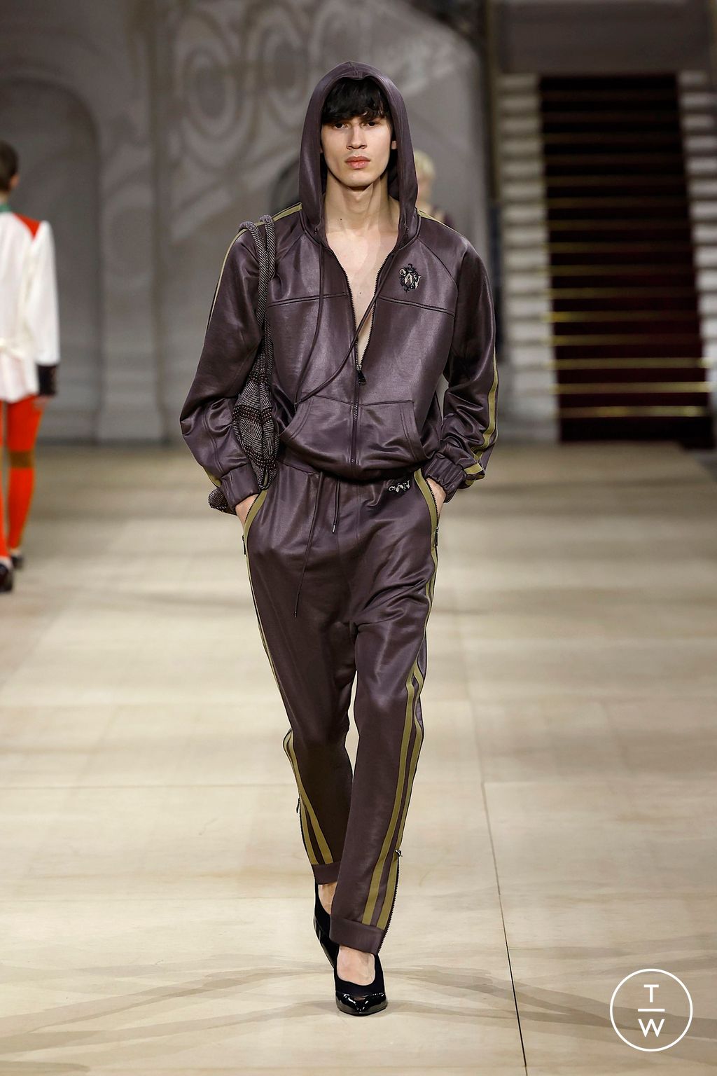 Fashion Week Paris Fall/Winter 2025 look 53 from the Andreas Kronthaler for Vivienne Westwood collection womenswear