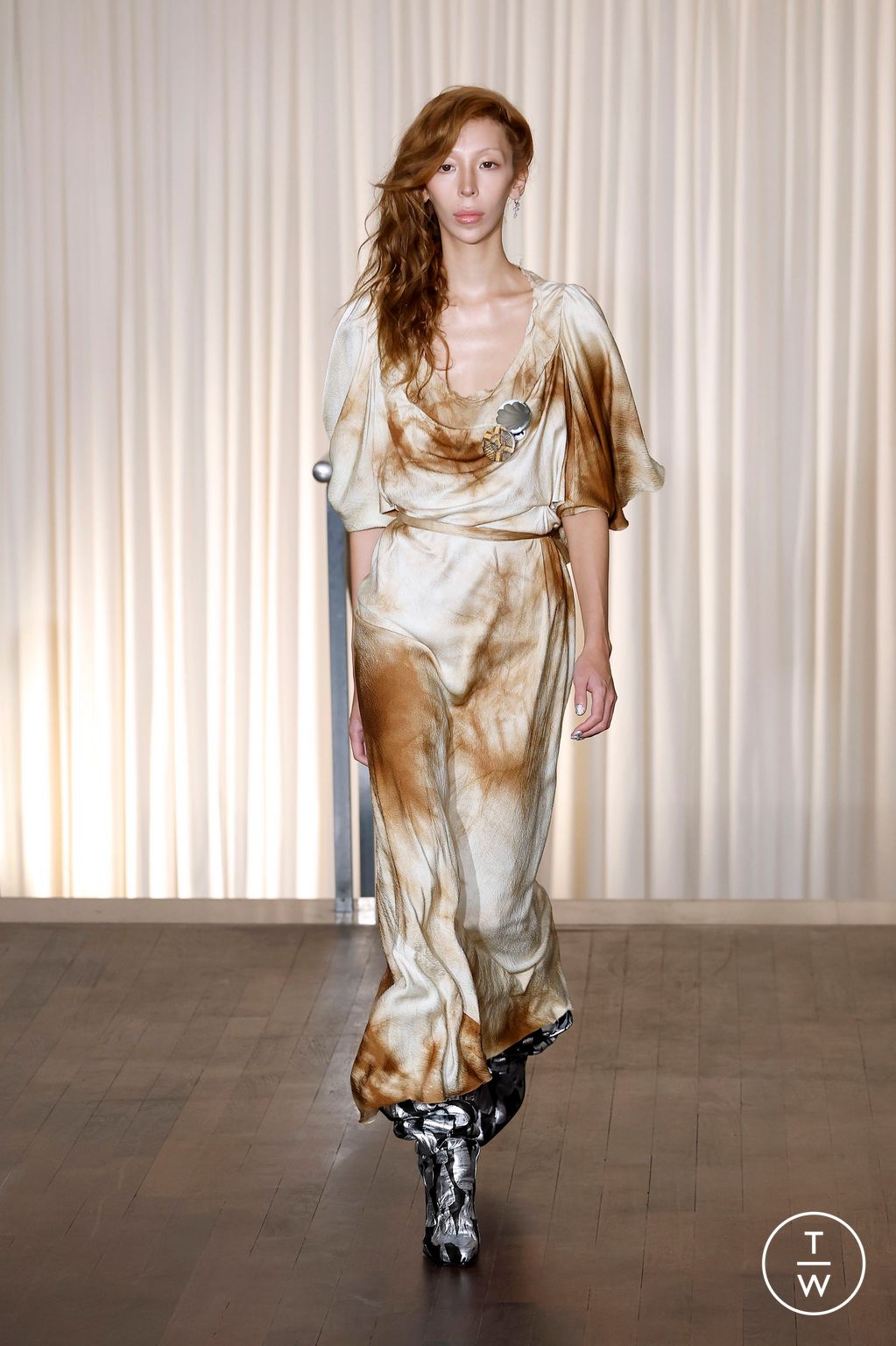 Fashion Week Paris Spring/Summer 2025 look 7 from the Andreas Kronthaler for Vivienne Westwood collection womenswear