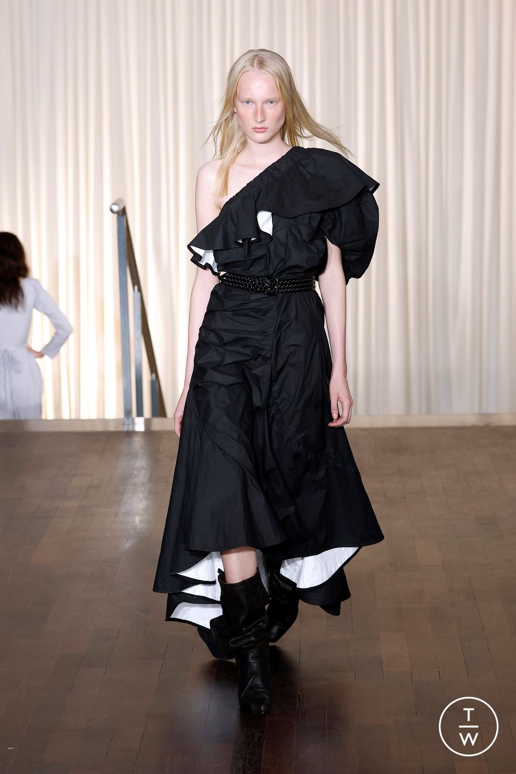 Fashion Week Paris Spring-Summer 2025 look 10 from the Andreas Kronthaler for Vivienne Westwood collection 女装