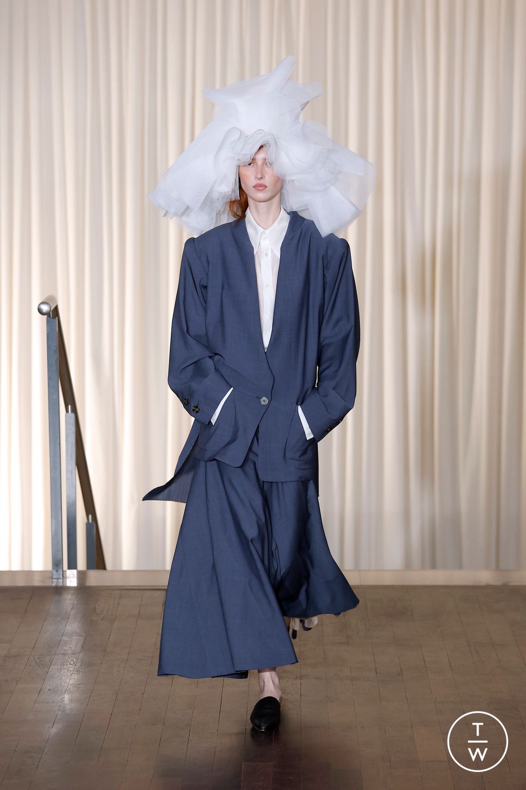 Fashion Week Paris Spring/Summer 2025 look 11 from the Andreas Kronthaler for Vivienne Westwood collection womenswear