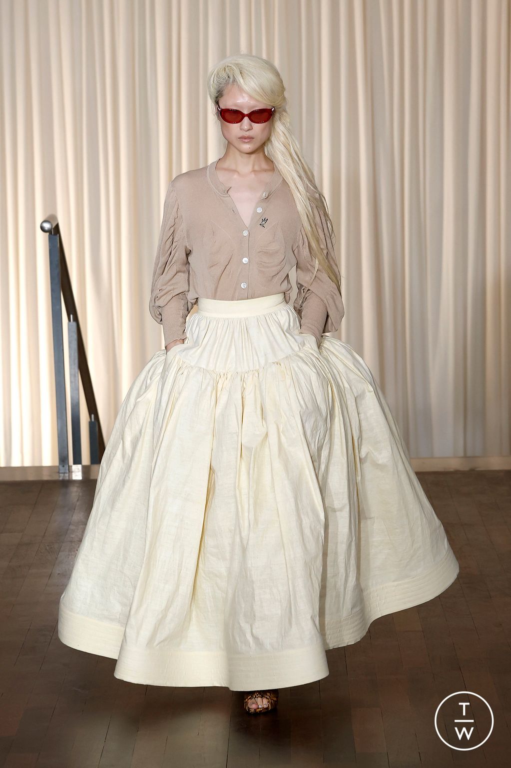 Fashion Week Paris Spring/Summer 2025 look 17 from the Andreas Kronthaler for Vivienne Westwood collection womenswear