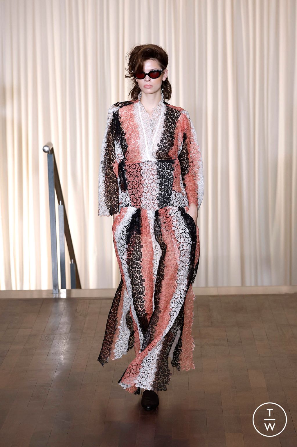 Fashion Week Paris Spring/Summer 2025 look 21 from the Andreas Kronthaler for Vivienne Westwood collection womenswear