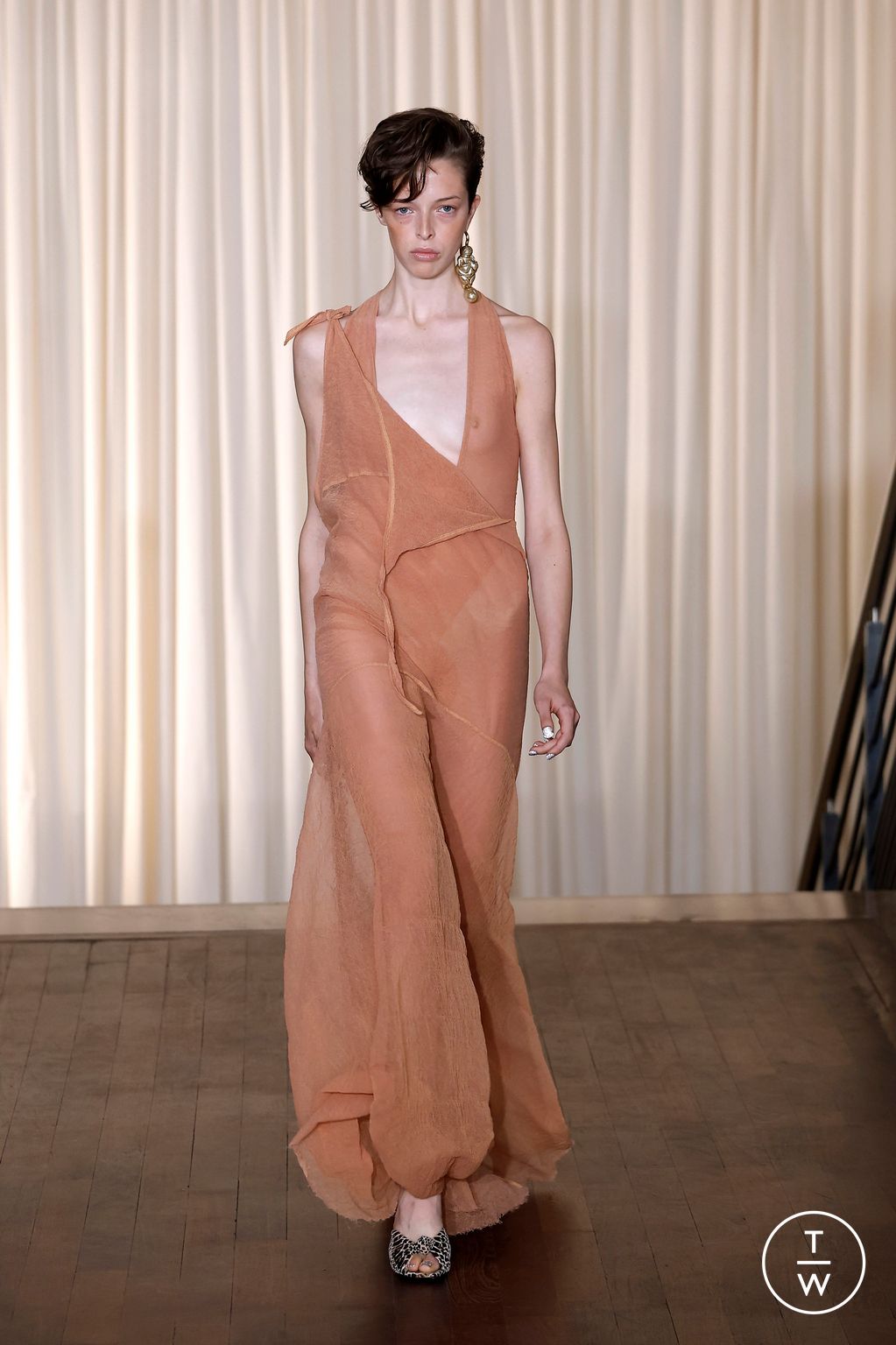 Fashion Week Paris Spring/Summer 2025 look 23 from the Andreas Kronthaler for Vivienne Westwood collection womenswear