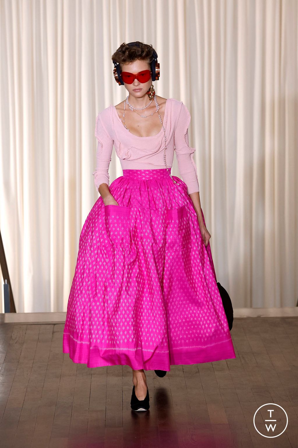 Fashion Week Paris Spring-Summer 2025 look 25 from the Andreas Kronthaler for Vivienne Westwood collection womenswear