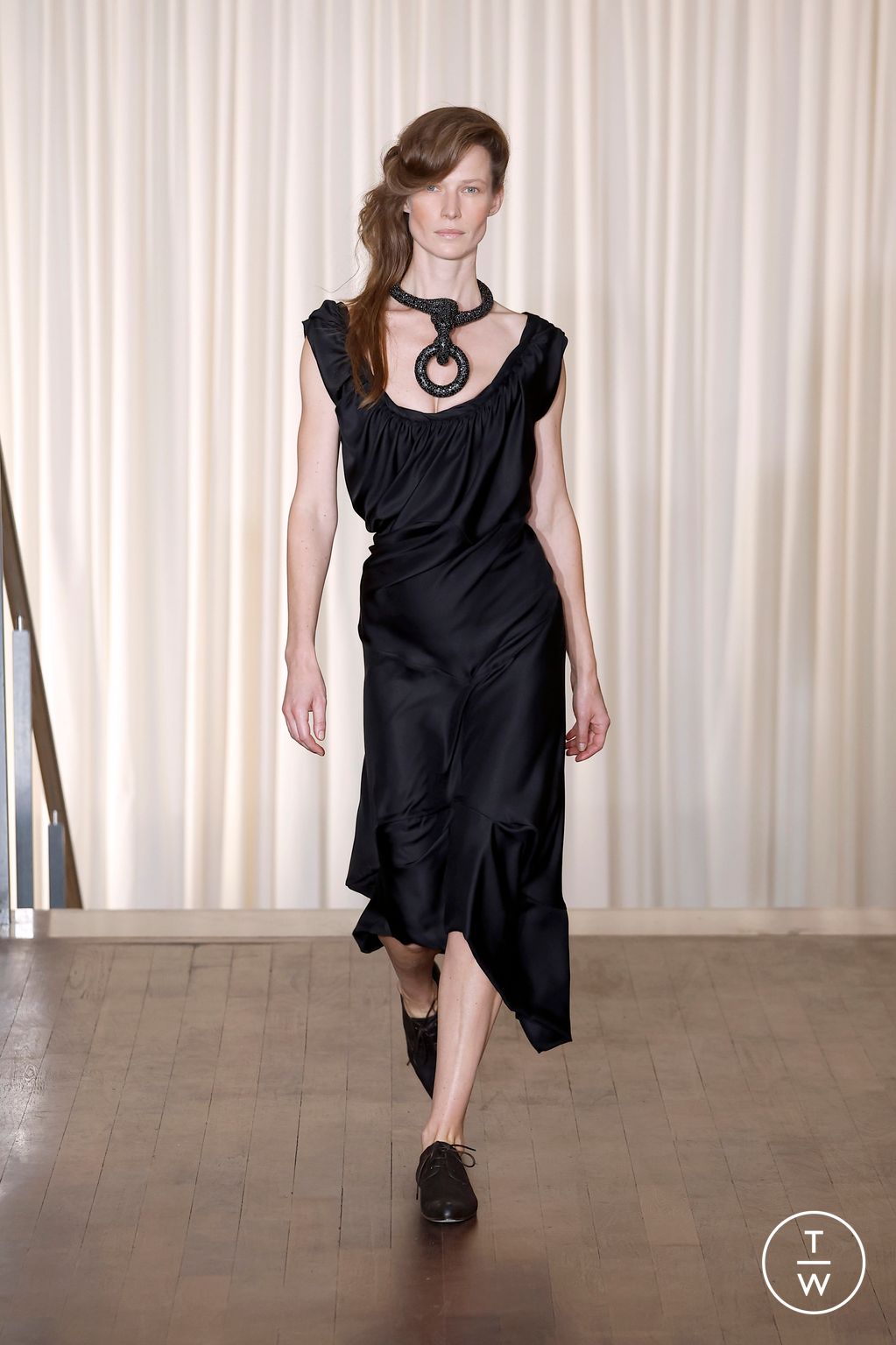 Fashion Week Paris Spring/Summer 2025 look 28 from the Andreas Kronthaler for Vivienne Westwood collection womenswear