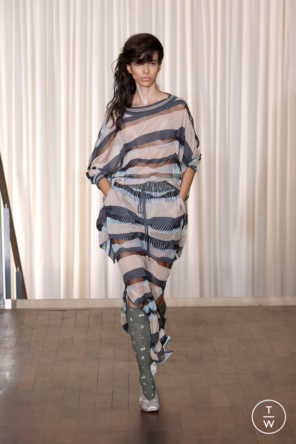 Fashion Week Paris Spring/Summer 2025 look 29 from the Andreas Kronthaler for Vivienne Westwood collection 女装