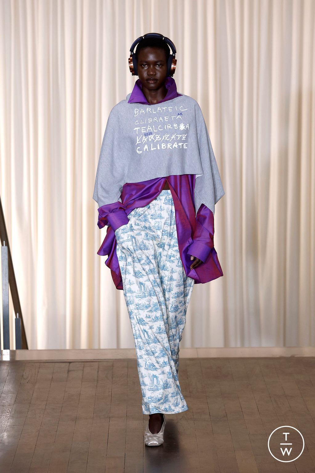 Fashion Week Paris Spring-Summer 2025 look 31 from the Andreas Kronthaler for Vivienne Westwood collection womenswear