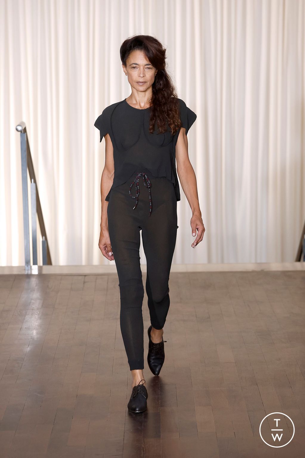 Fashion Week Paris Spring/Summer 2025 look 33 from the Andreas Kronthaler for Vivienne Westwood collection womenswear