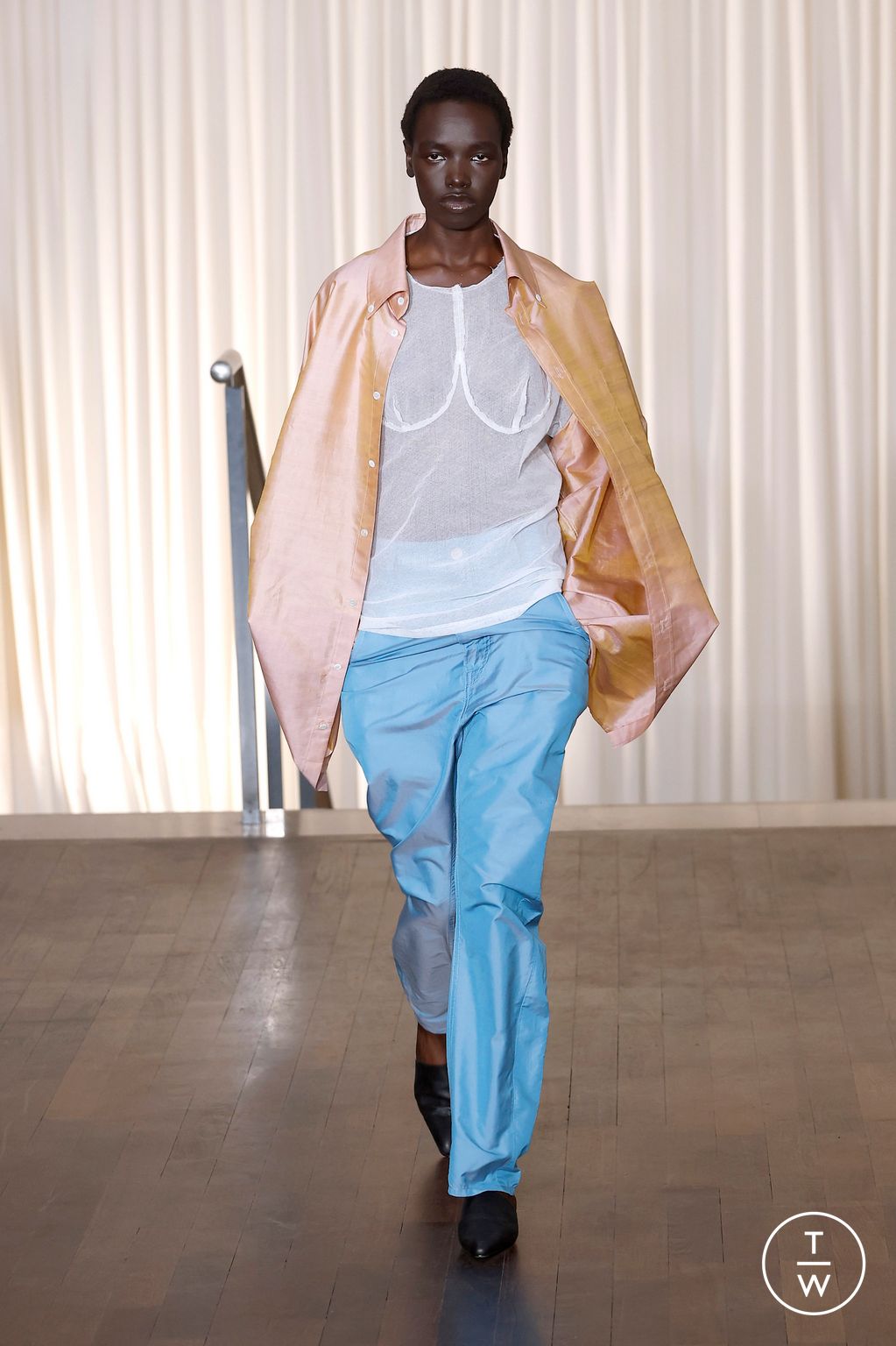 Fashion Week Paris Spring/Summer 2025 look 36 from the Andreas Kronthaler for Vivienne Westwood collection womenswear
