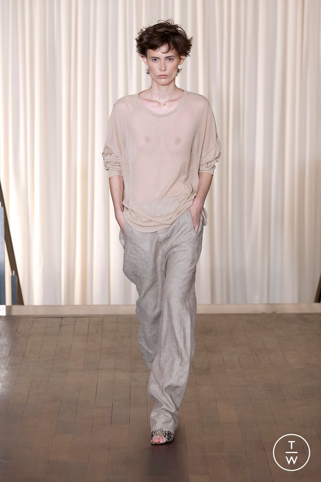 Fashion Week Paris Spring/Summer 2025 look 38 from the Andreas Kronthaler for Vivienne Westwood collection womenswear