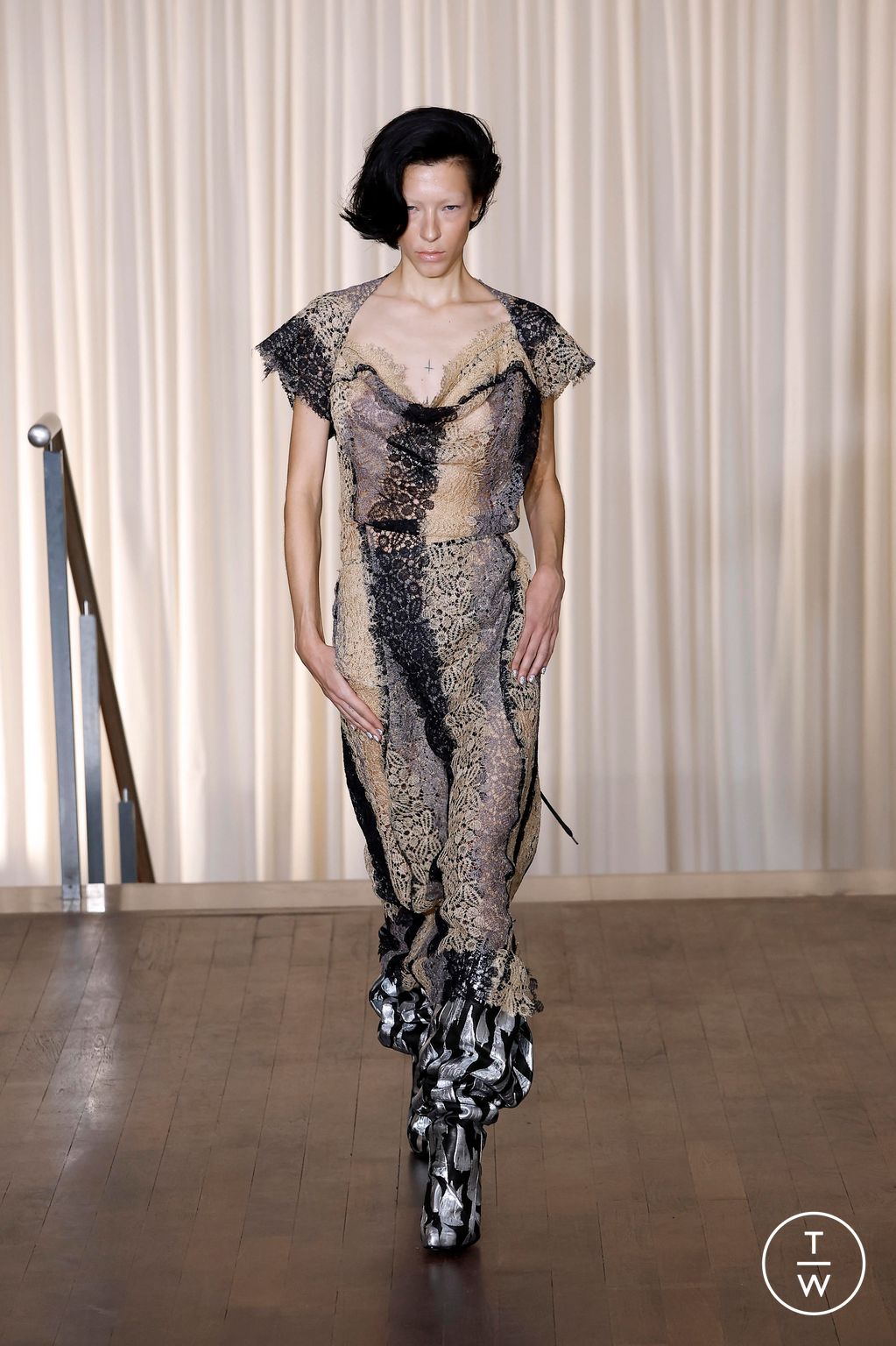 Fashion Week Paris Spring/Summer 2025 look 40 from the Andreas Kronthaler for Vivienne Westwood collection womenswear