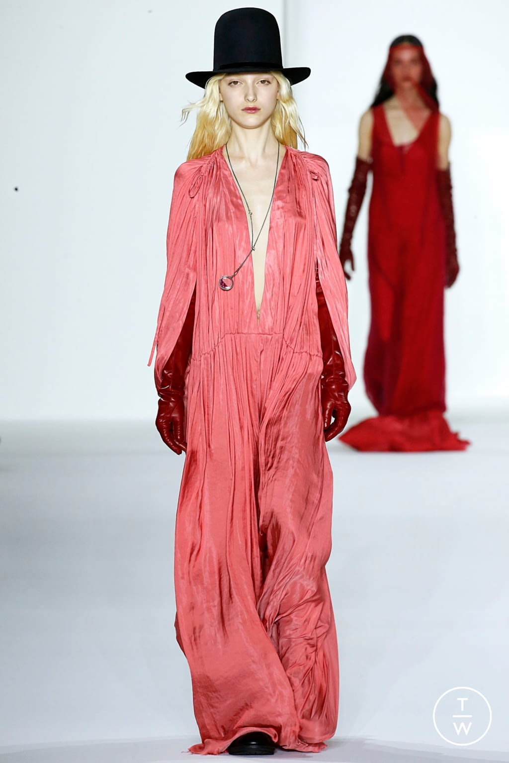 Fashion Week Paris Fall/Winter 2019 look 1 de la collection Ann Demeulemeester womenswear