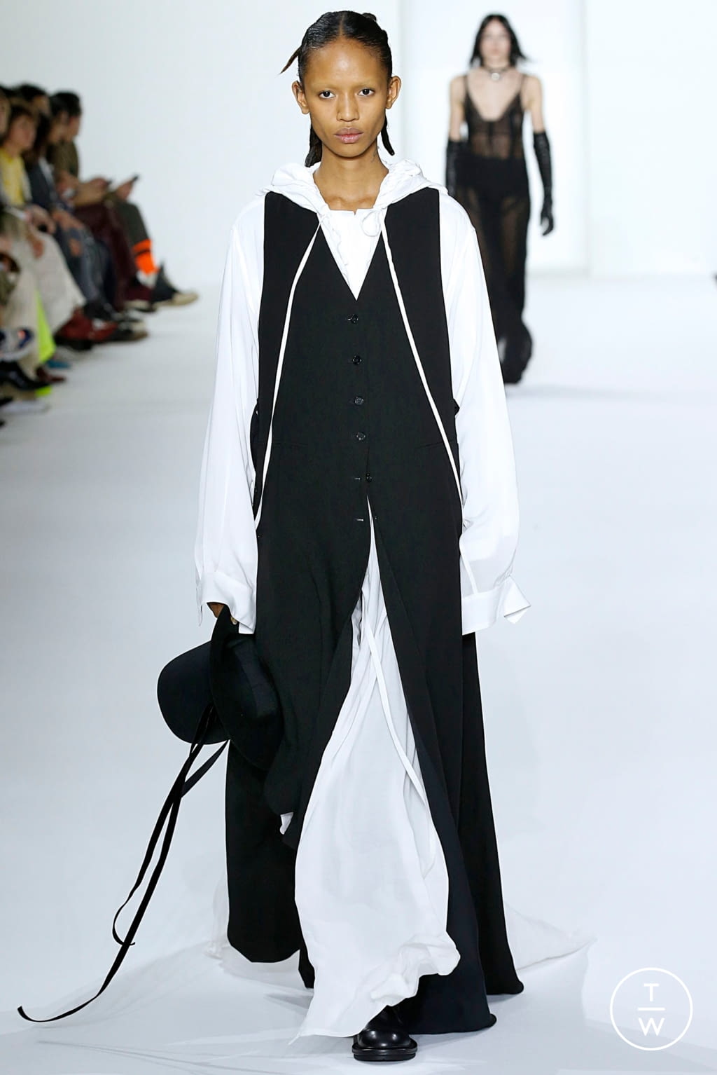 Fashion Week Paris Fall/Winter 2019 look 13 from the Ann Demeulemeester collection 女装
