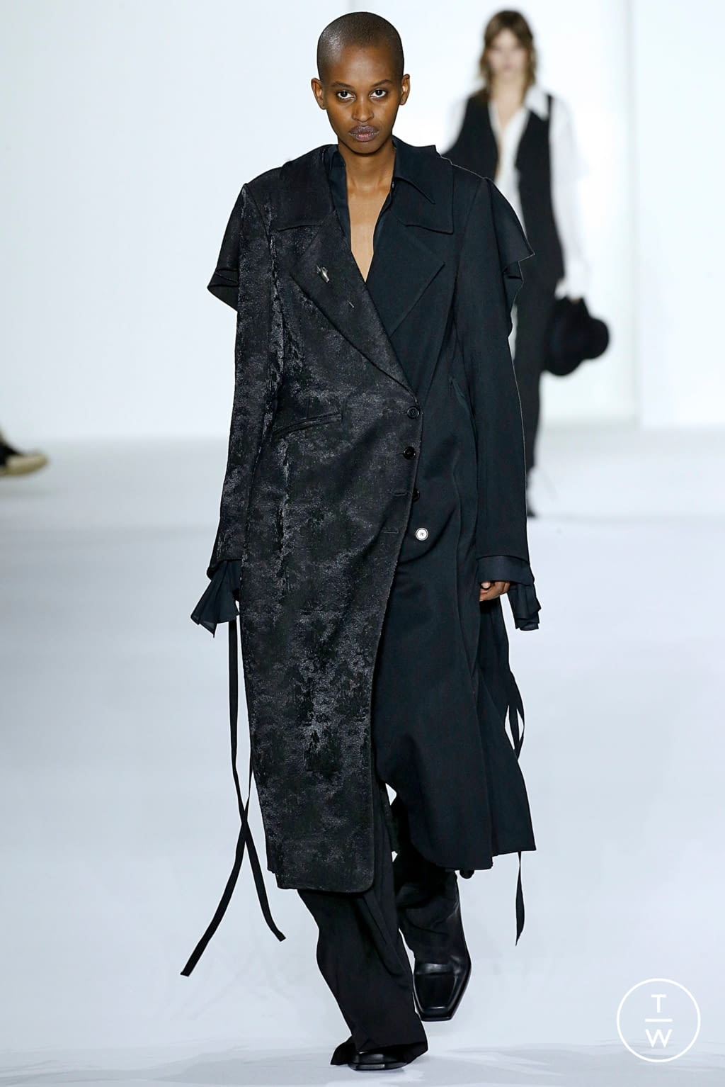 Fashion Week Paris Fall/Winter 2019 look 20 from the Ann Demeulemeester collection 女装