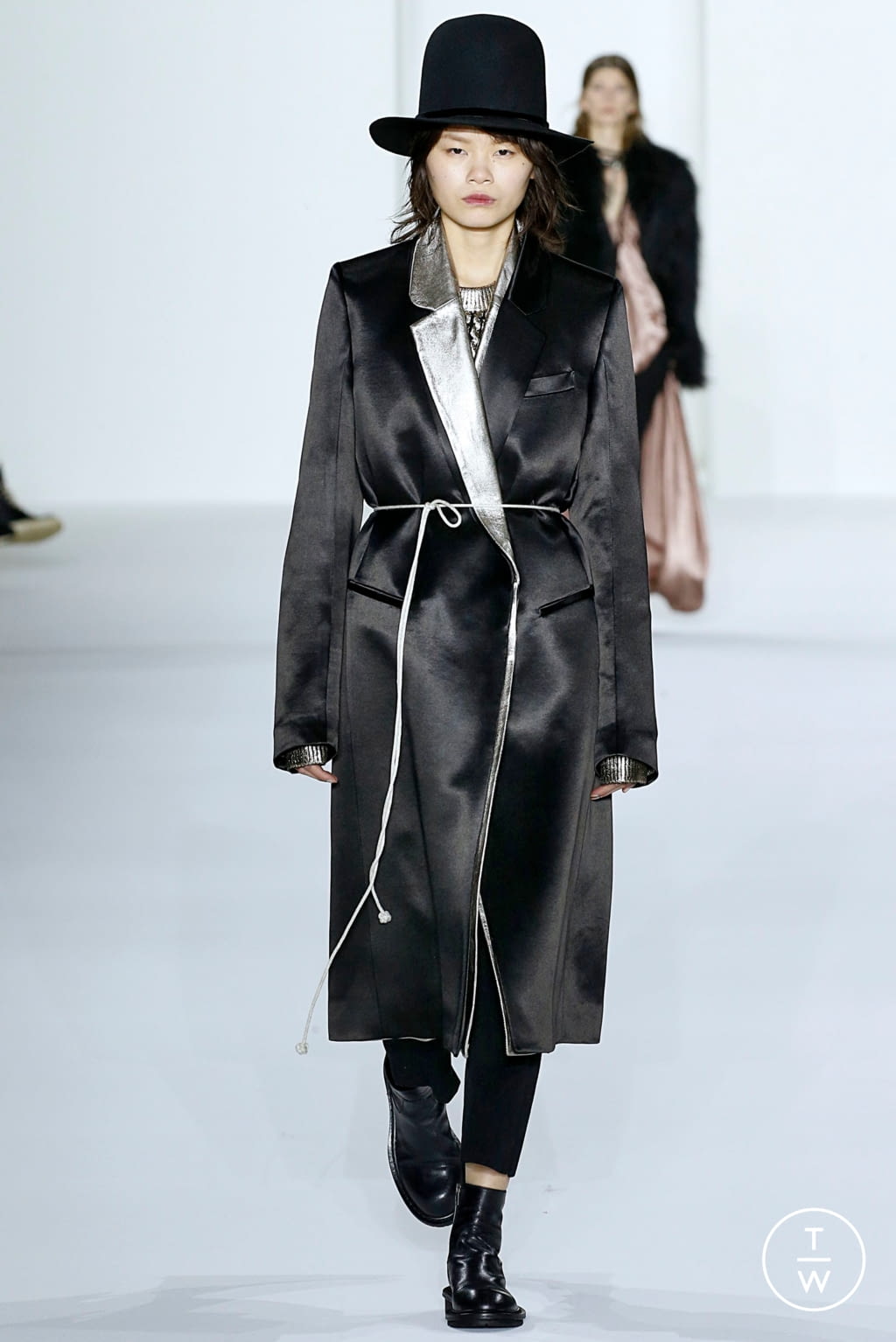 Fashion Week Paris Fall/Winter 2019 look 28 from the Ann Demeulemeester collection womenswear