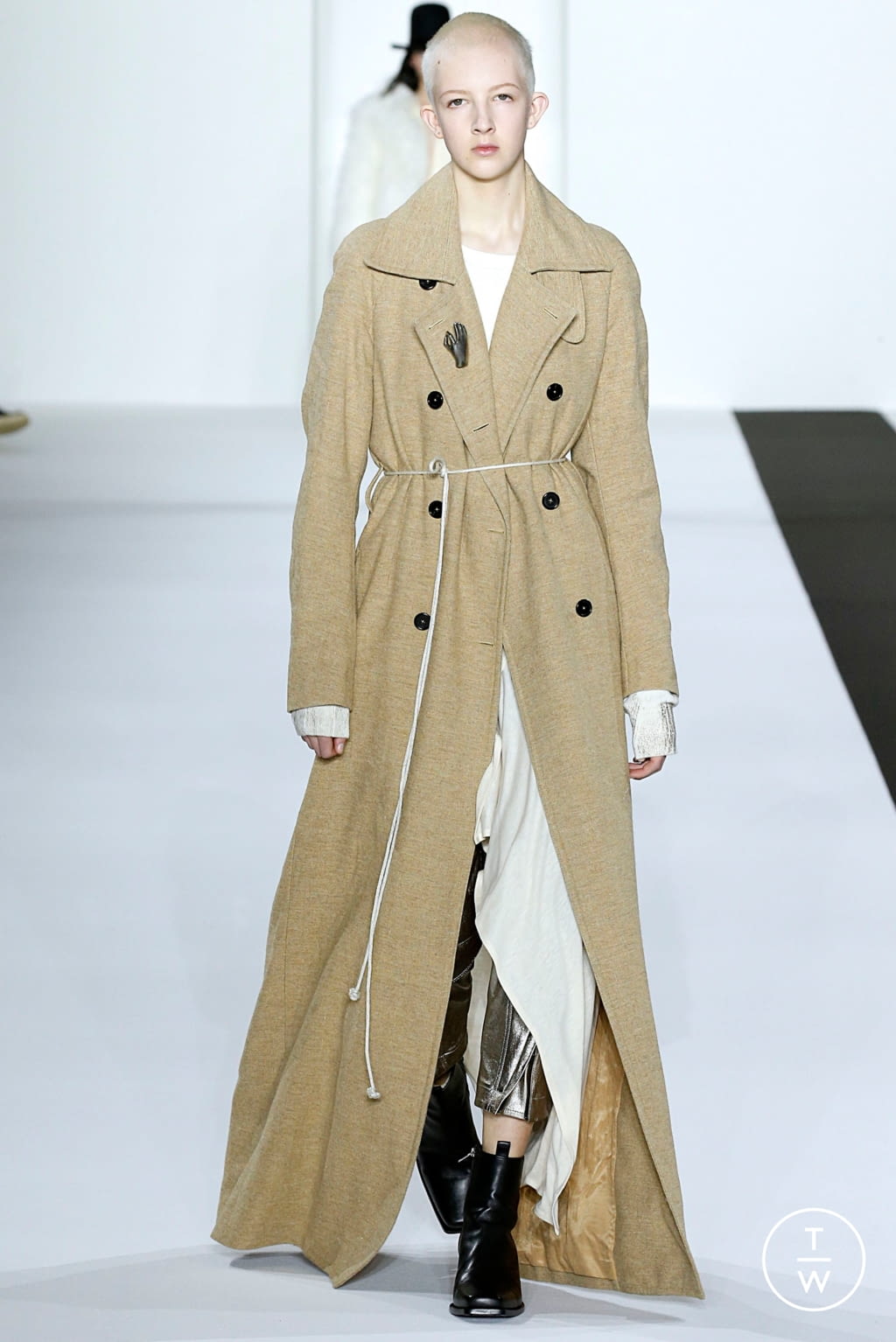 Fashion Week Paris Fall/Winter 2019 look 30 from the Ann Demeulemeester collection 女装