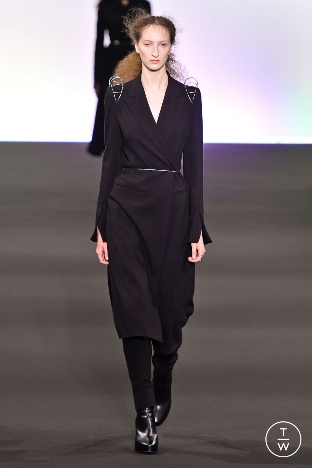 Fashion Week Paris Fall/Winter 2020 look 1 from the Ann Demeulemeester collection 女装