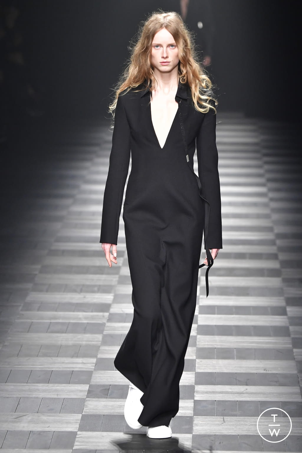 Fashion Week Paris Fall/Winter 2022 look 1 de la collection Ann Demeulemeester womenswear