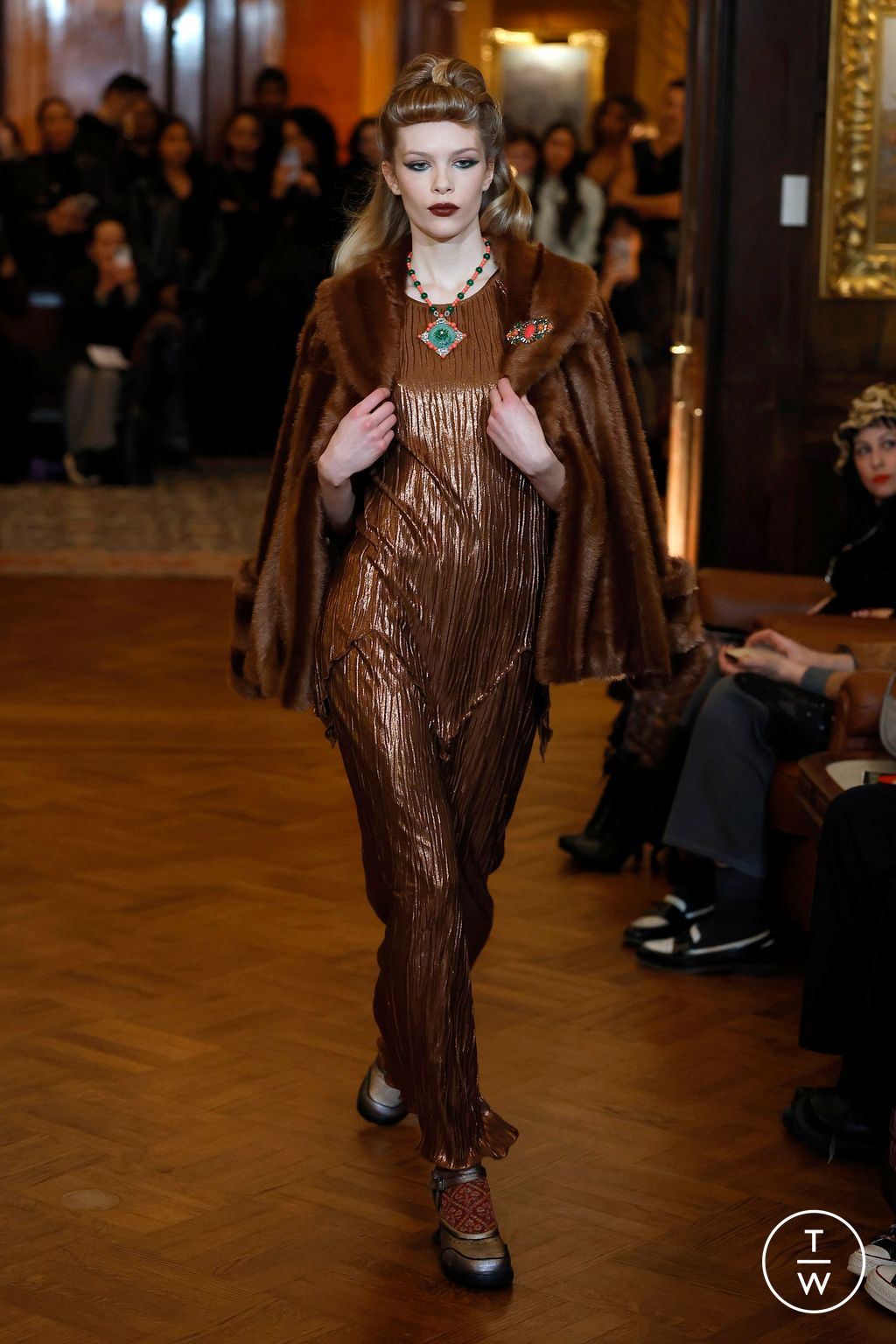 Fashion Week New York Fall/Winter 2025 look 18 from the Anna Sui collection 女装