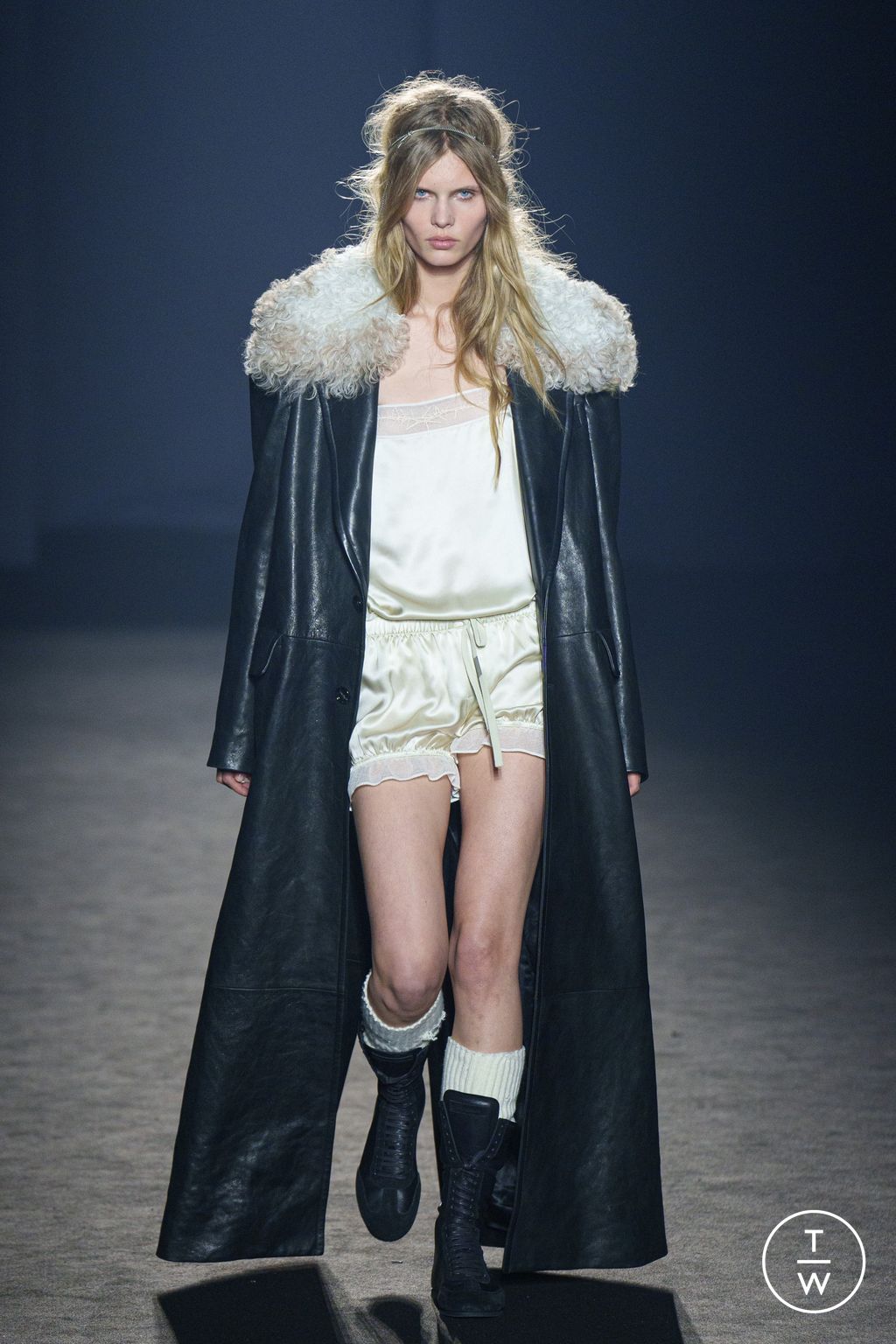 Fashion Week Paris Fall/Winter 2024 look 1 from the Ann Demeulemeester collection 女装