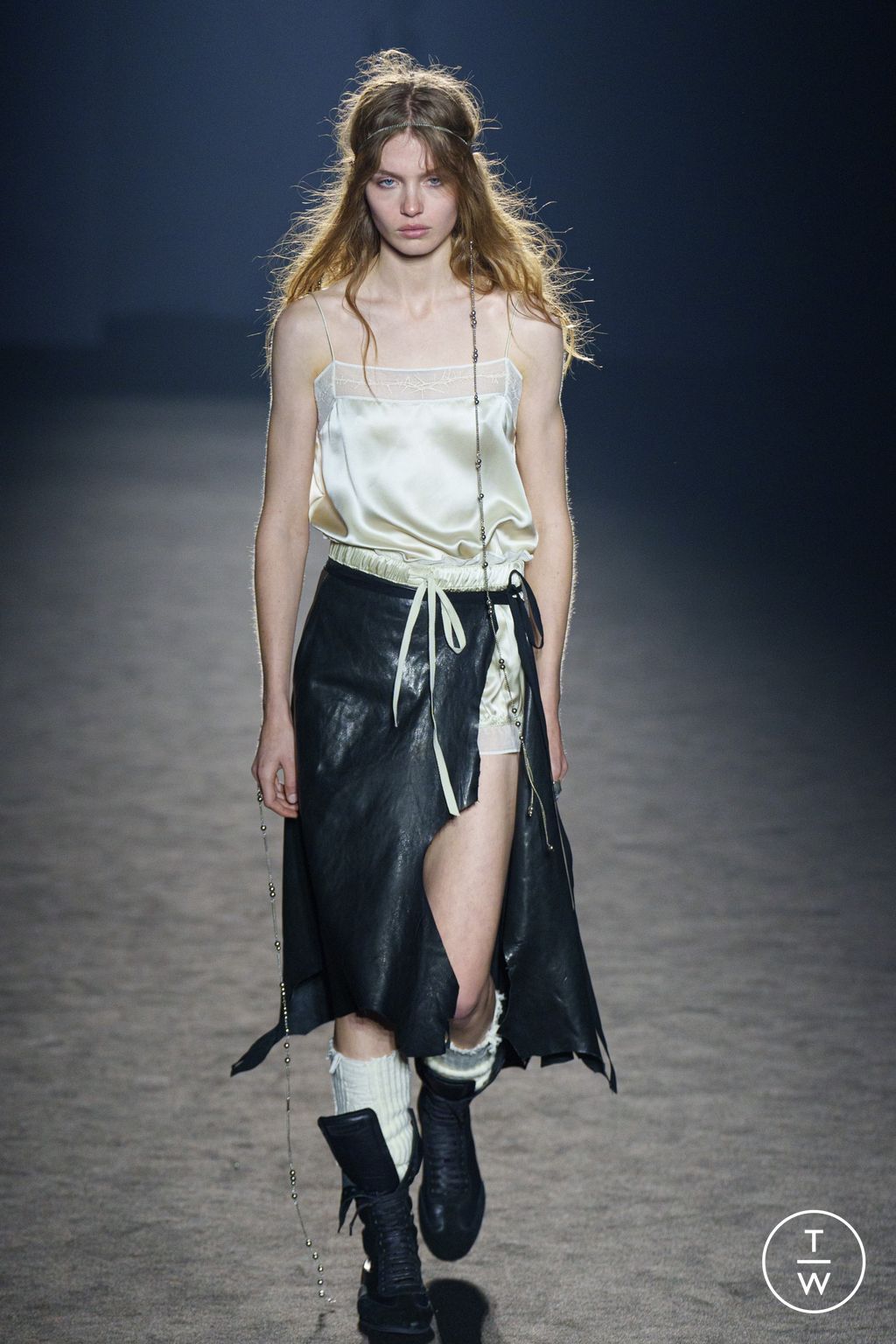 Fashion Week Paris Fall/Winter 2024 look 2 from the Ann Demeulemeester collection 女装