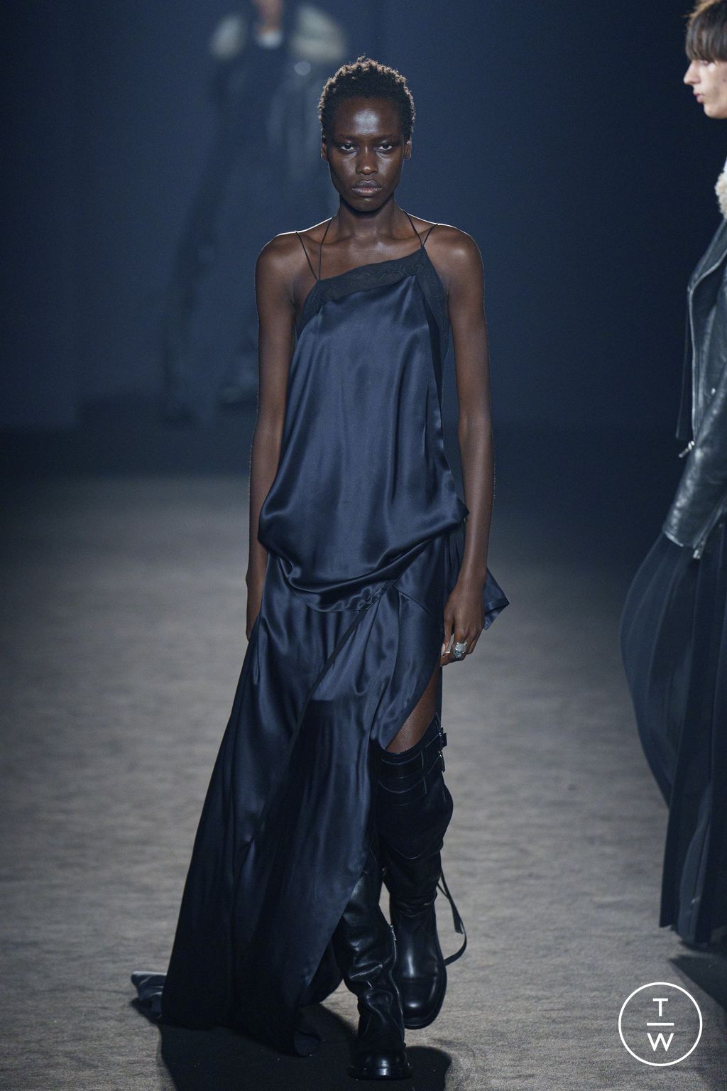 Fashion Week Paris Fall/Winter 2024 look 5 de la collection Ann Demeulemeester womenswear