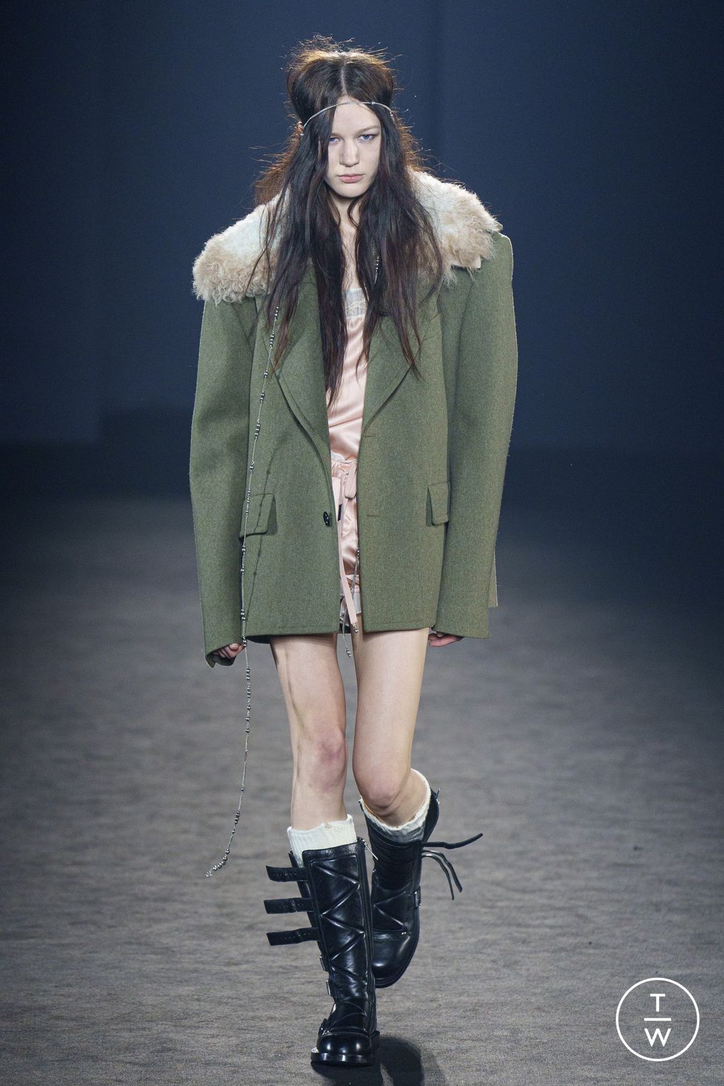 Fashion Week Paris Fall/Winter 2024 look 11 de la collection Ann Demeulemeester womenswear